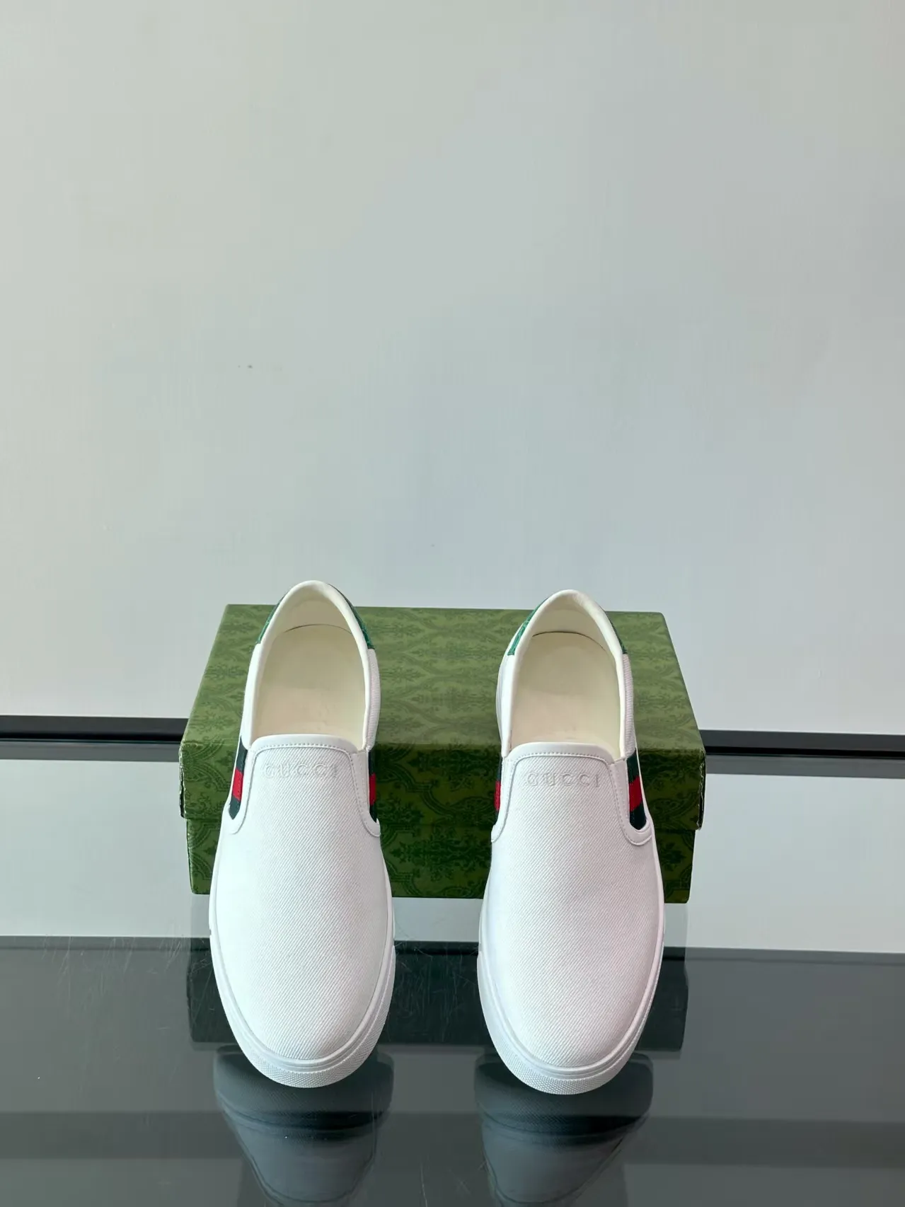 P380 new men's shoes GUCCI [Lightning] latest shoes are shipped. Original quality, fashionable, made of special materials, sheepskin lining, brand new packaging. The foot feels super comfortable and the workmanship is impeccable. Size: 38-45